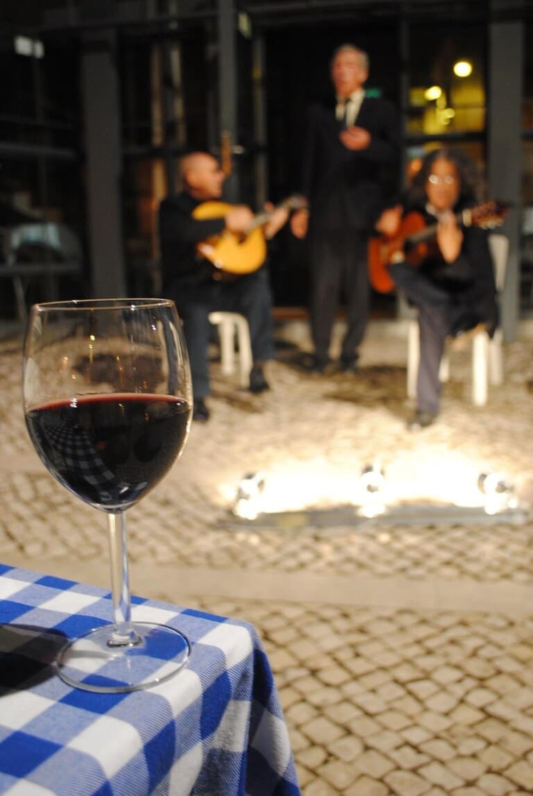red wine and band 1817624 1280